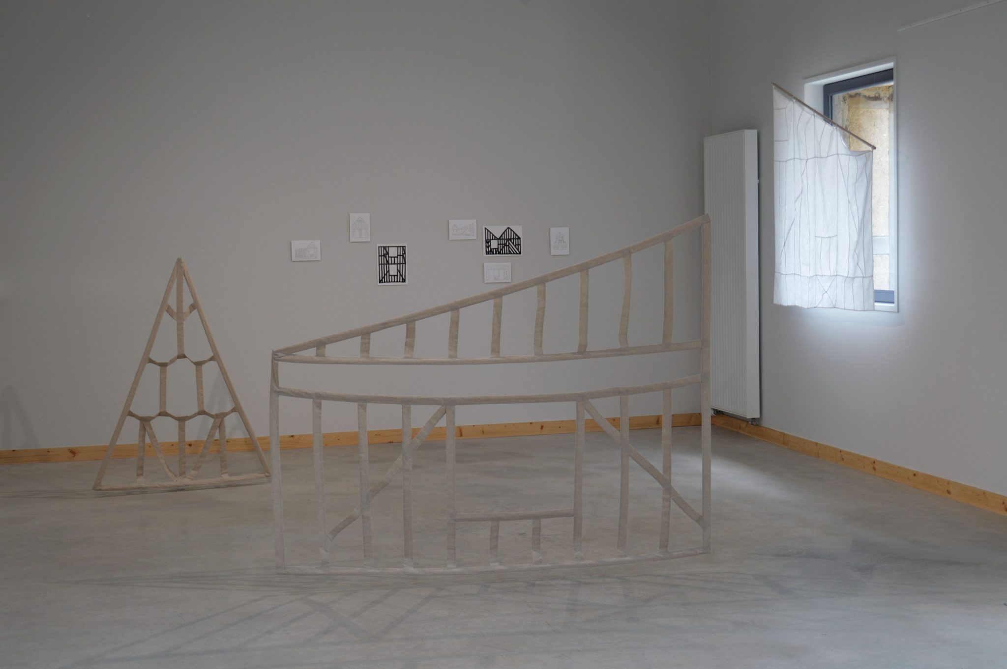 Vue d'exposition de restitution "Lignes flottantes"