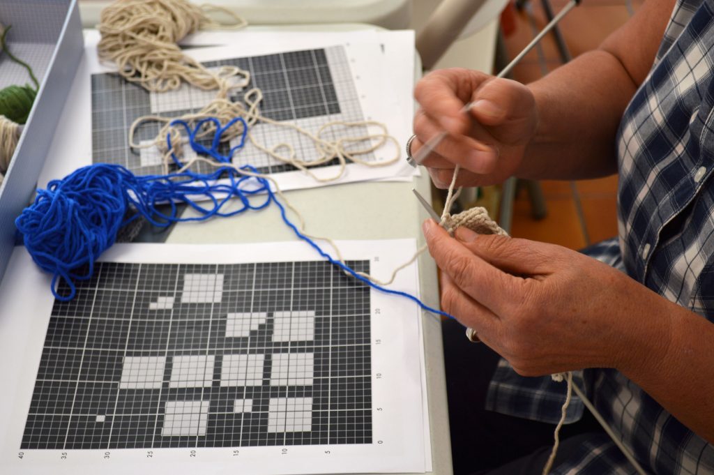 Réalisation de tricots pendant l'atelier